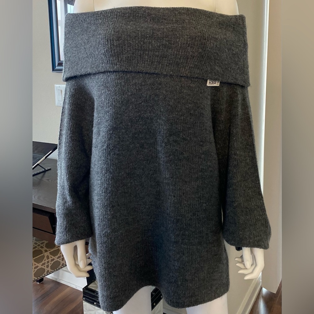 RIB-KNIT OFF-THE-SHOULDER SWEATER. Size M
